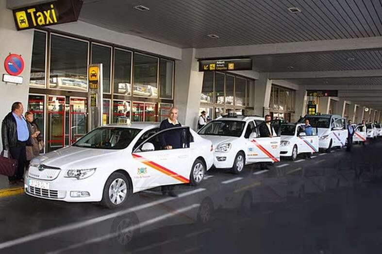Taxis en el aeropuerto de Gran Canaria (Foto TA)